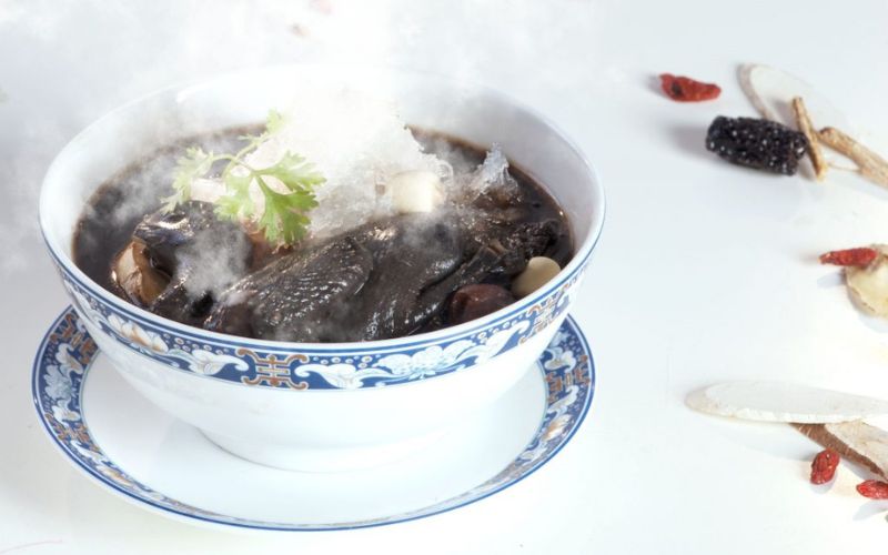 Gà ác mềm ngọt, tính ấm, có tác dụng ích khí, bổ huyết