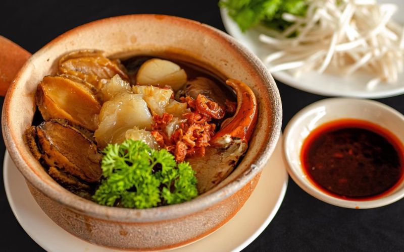 Yến nấu cùng bào ngư và ghẹ