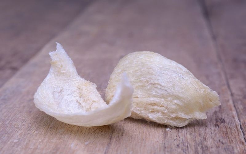 Tổ yến non có màu trắng ngà và không lẫn lông hay tạp chất